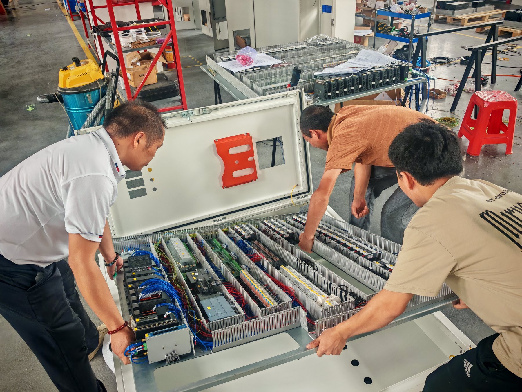 Control cabinet assembly teamwork and production process