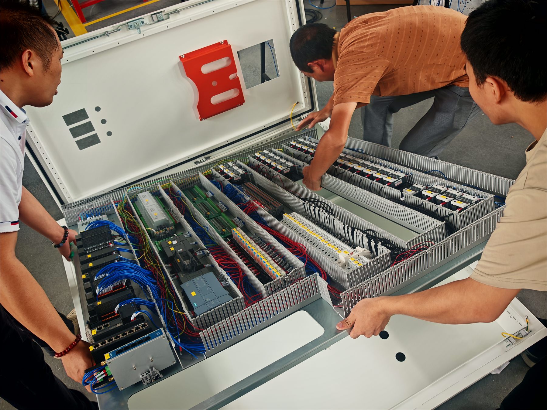 Electrical control cabinet assembly for plastic extrusion forming equipment