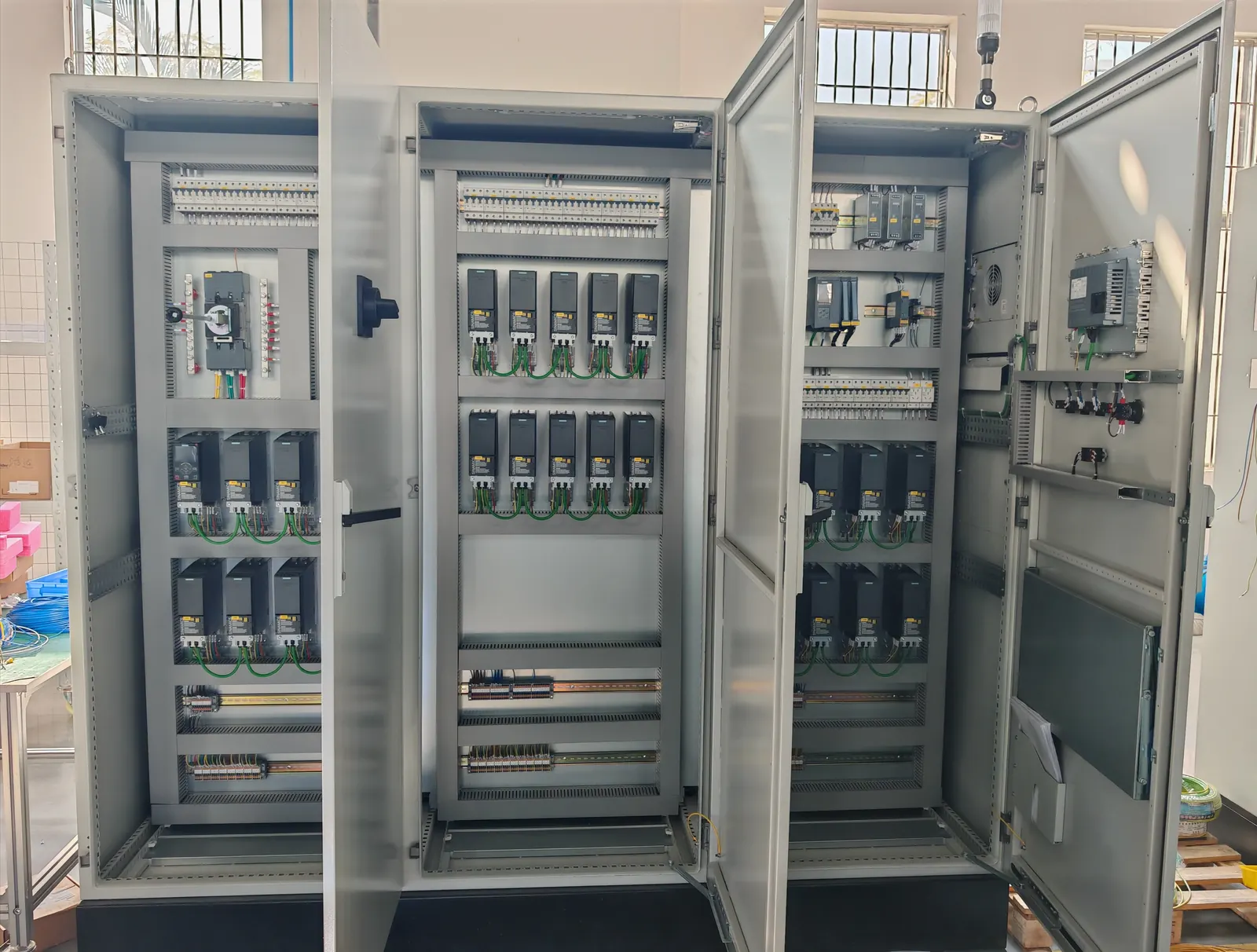 Final engine assembly chain conveyor overview for diesel engine production