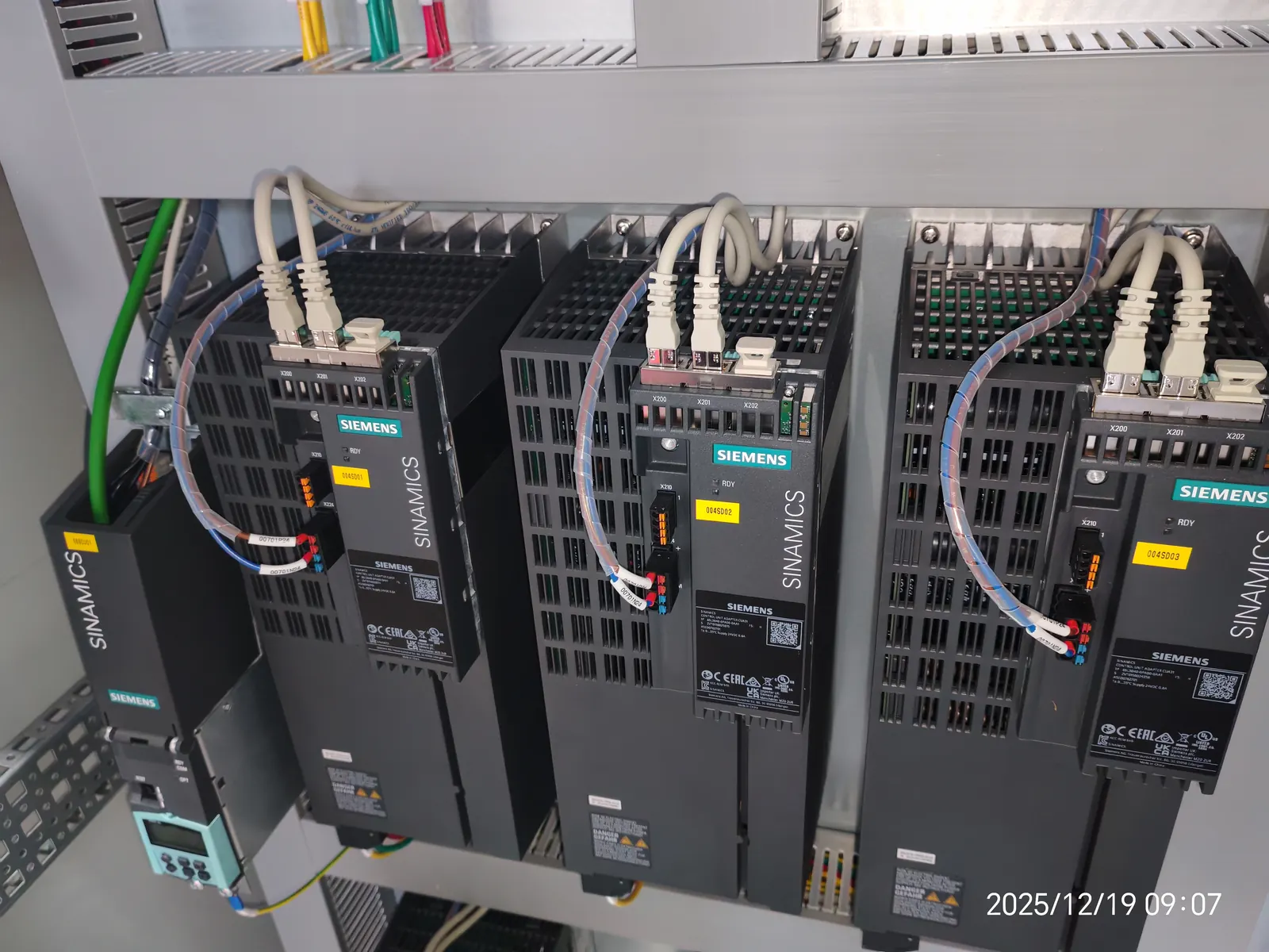 Multi-axis gantry turnover process for heavy diesel engine assembly automation