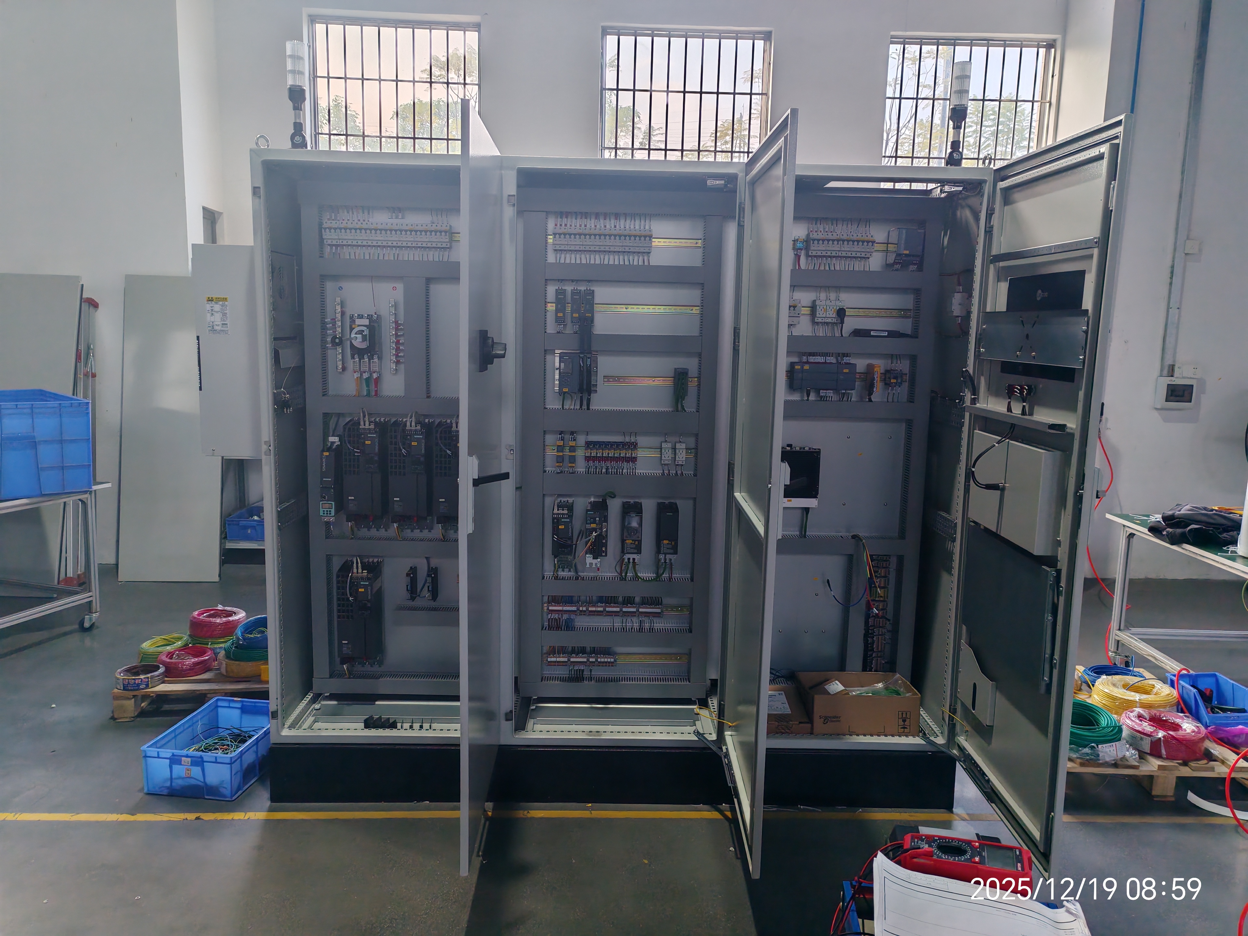 Gantry turnover machine integrated with automatic engine bolt tightening station