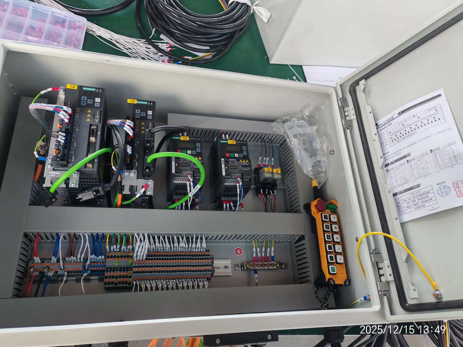 Overhead travelling axis crane with PLC remote control coordination for engine assembly line