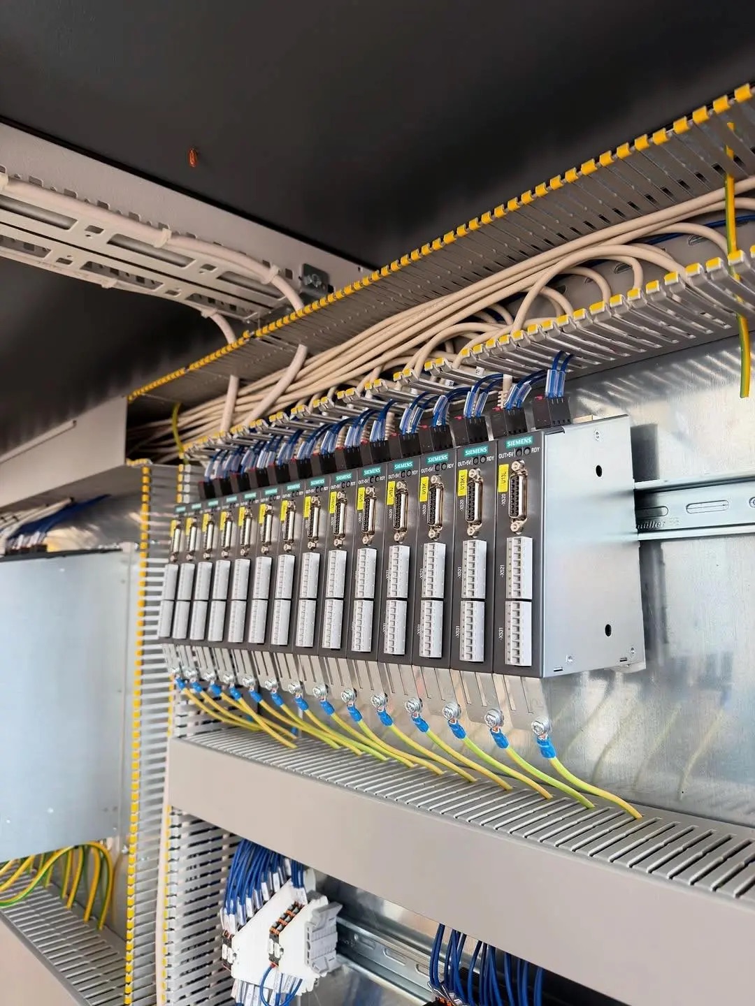 Corrugated bottom-printing die-cutting and stacking line case supporting servo motion control service