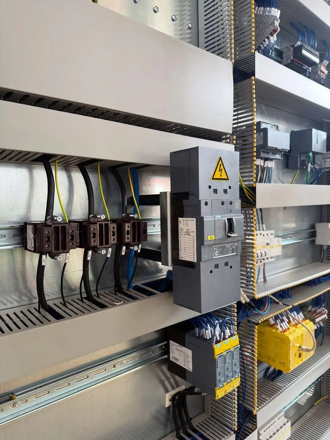 Corrugated bottom-printing die-cutting and stacking line project