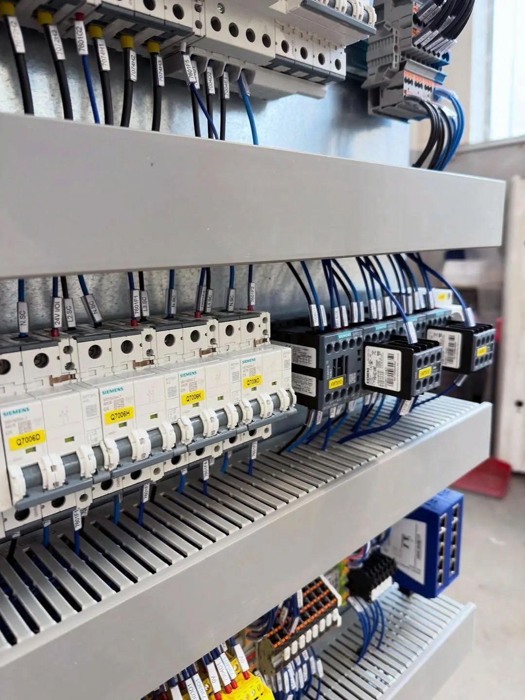 Corrugated die-cutting and bundle output equipment