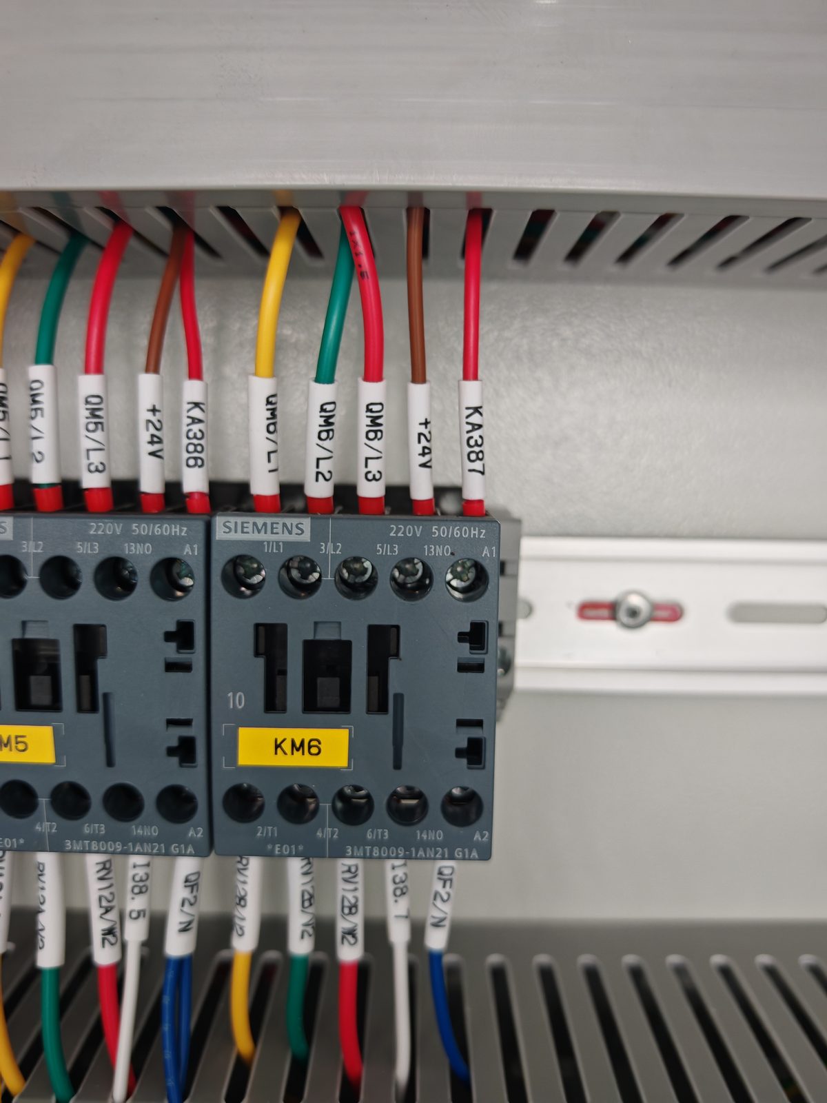 Heat pump control cabinet internal wiring detail