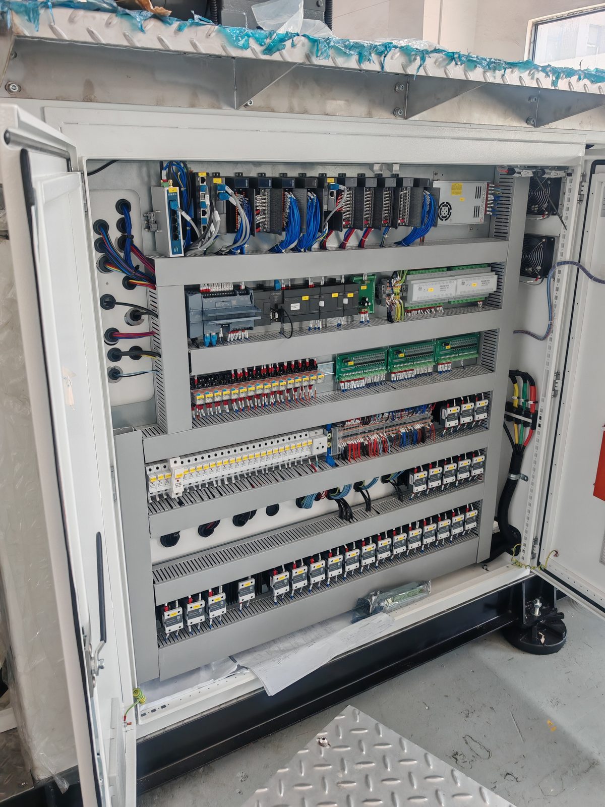 Heating control wiring for plastic packaging machinery